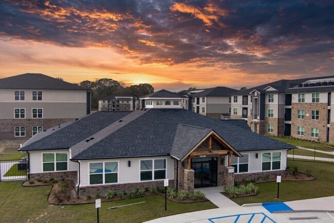 Building Photo - 823 N Ardenwood Dr