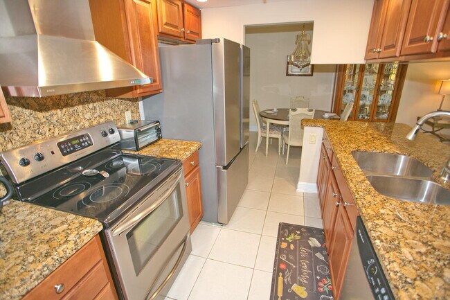 Building Photo - 1009 N Ocean Blvd