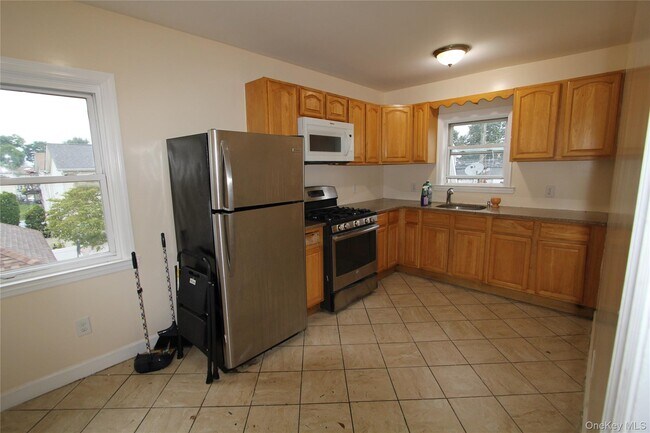 Building Photo - 215 Colonial Ave