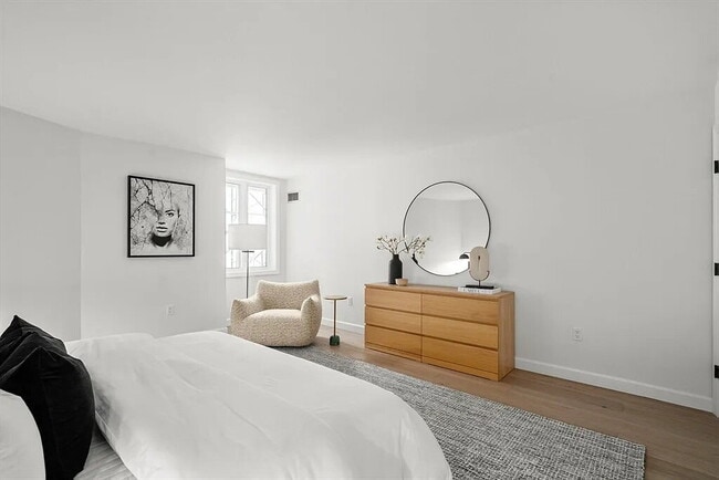 Building Photo - Sunny large 1 bedroom 1 bath condo