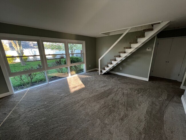 Building Photo - 4 bedroom 2 bath home in the Crabtree section of Levittown. Available for move in 6/1/2023