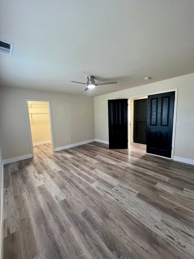 Building Photo - Come check out this lovely 3 bedroom 3 bath home Conveniently located near the Marlow Shopping ce...