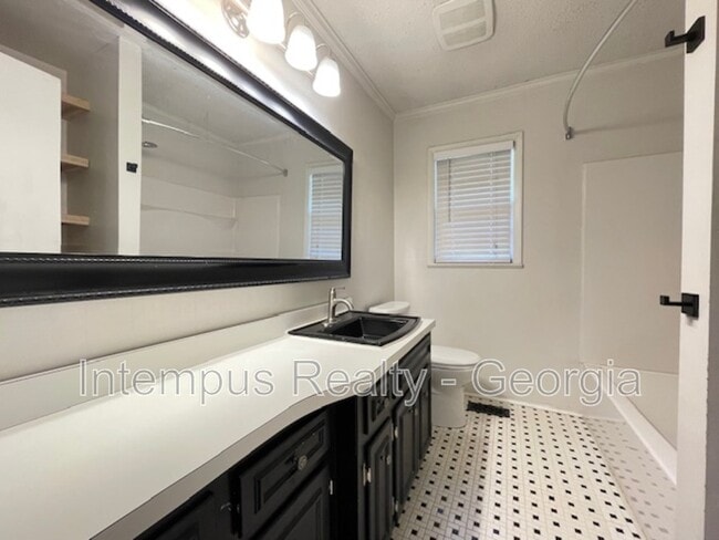 Building Photo - 633 White St