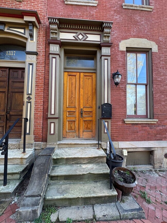 Building Photo - 1339 W North Ave