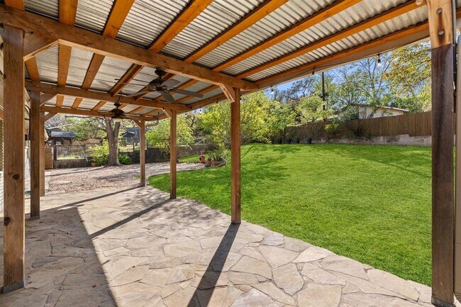 Building Photo - 2212 East Side Dr