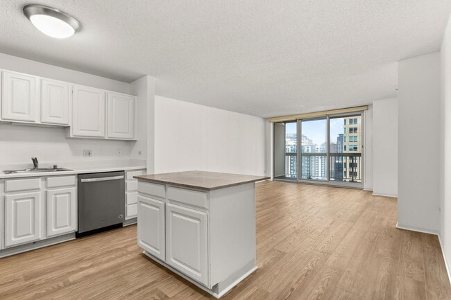 Building Photo - 545 N Dearborn St
