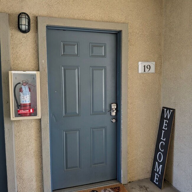 Building Photo - 2 Bedroom 2 Bathroom Condo in the Heart of Canyon Crest, Riverside!