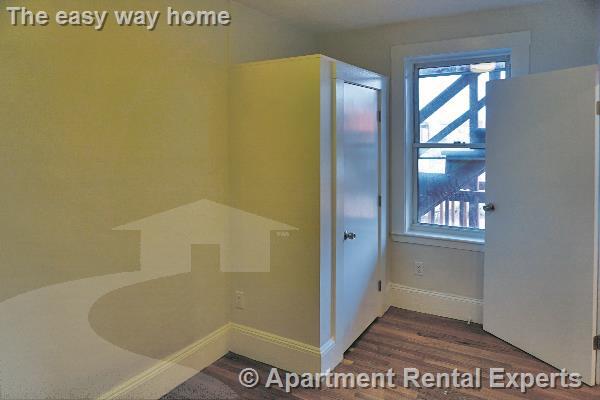 Building Photo - 27-29 Lambert St Unit #2R