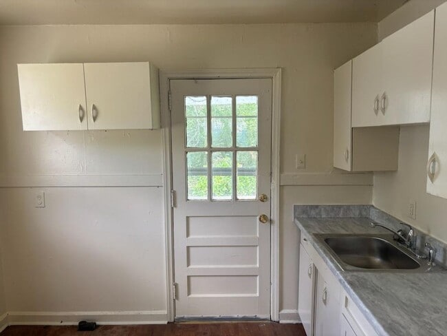 Building Photo - 2 Bedroom 1 Bathroom House