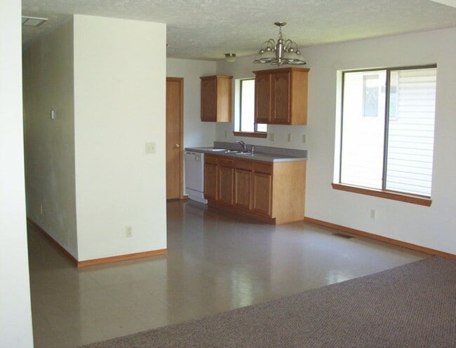 Building Photo - Three bedroom house in NW Springfield with...