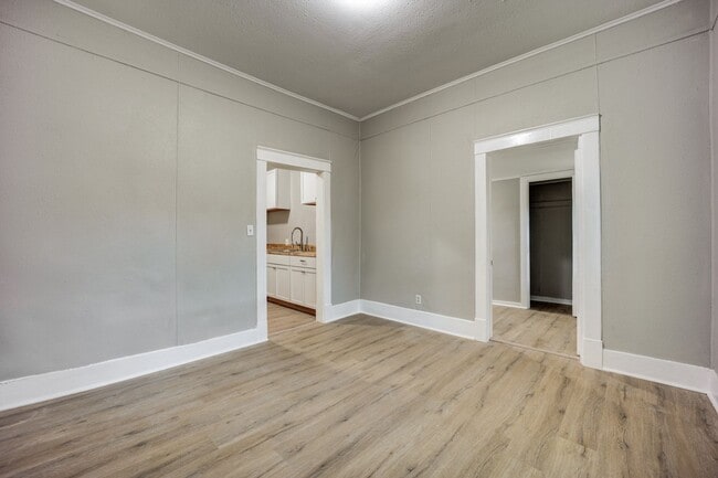 Building Photo - Freshly Updated 3 Bedroom House