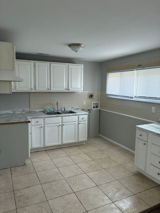 Building Photo - 3 Bedroom Home with Fenced Backyard