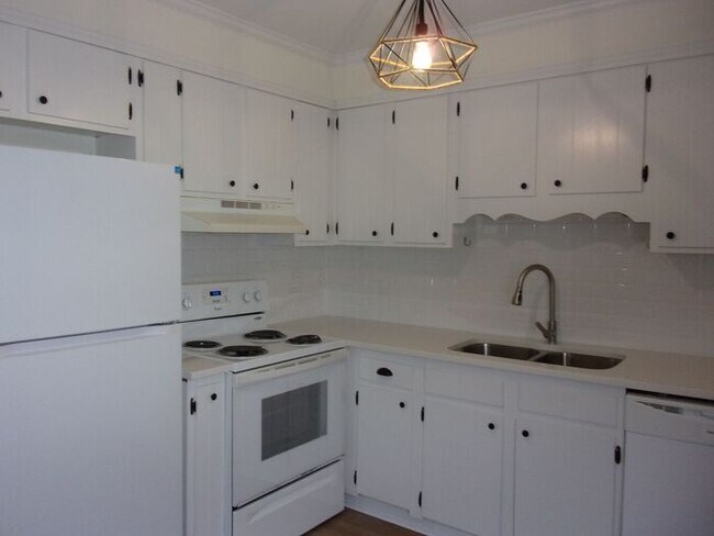 Building Photo - Fully Renovated 2 Bedroom 1 1/2 Bath Townh...