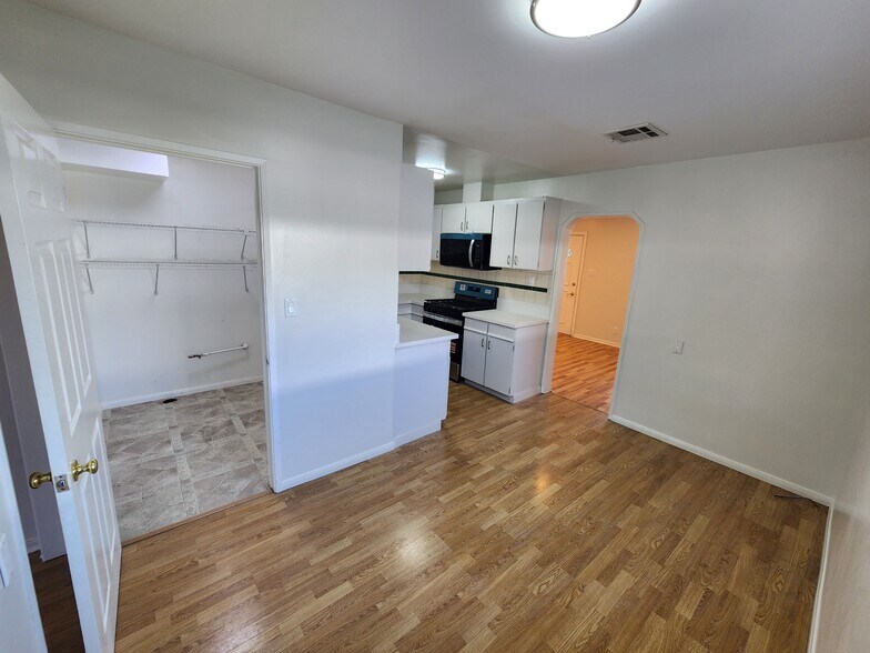 Building Photo - 10447 Cantara St