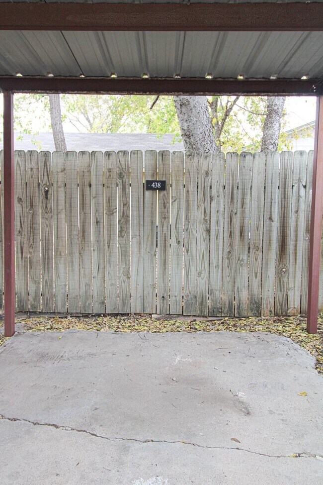 Building Photo - 438 W Rosewood Ave