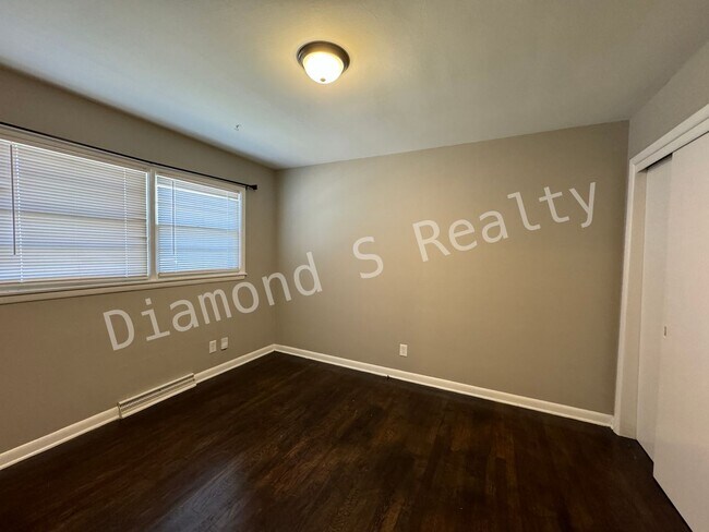 Building Photo - 2742 S Stewart Ave
