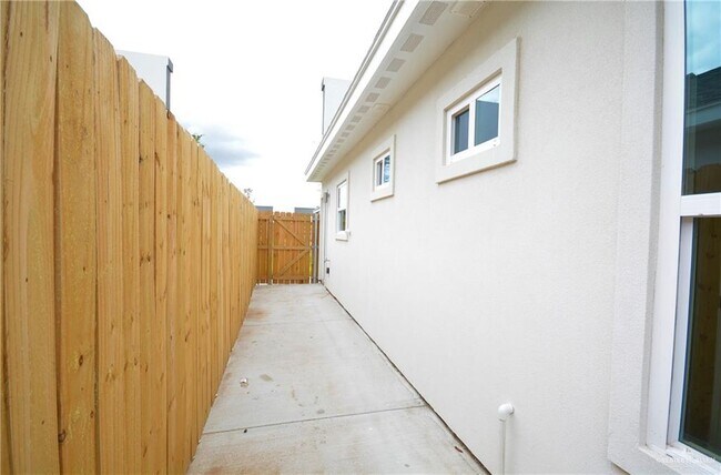 Building Photo - 7 Angelina Dr