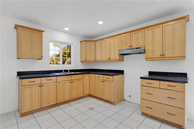 Building Photo - 348 W 83rd St