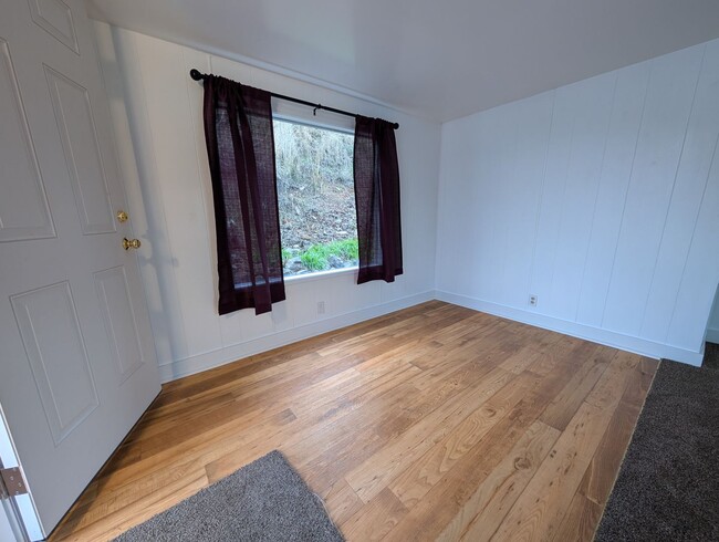 Building Photo - 2 Bedroom 1 Bath House with Detached Garage/Workshop