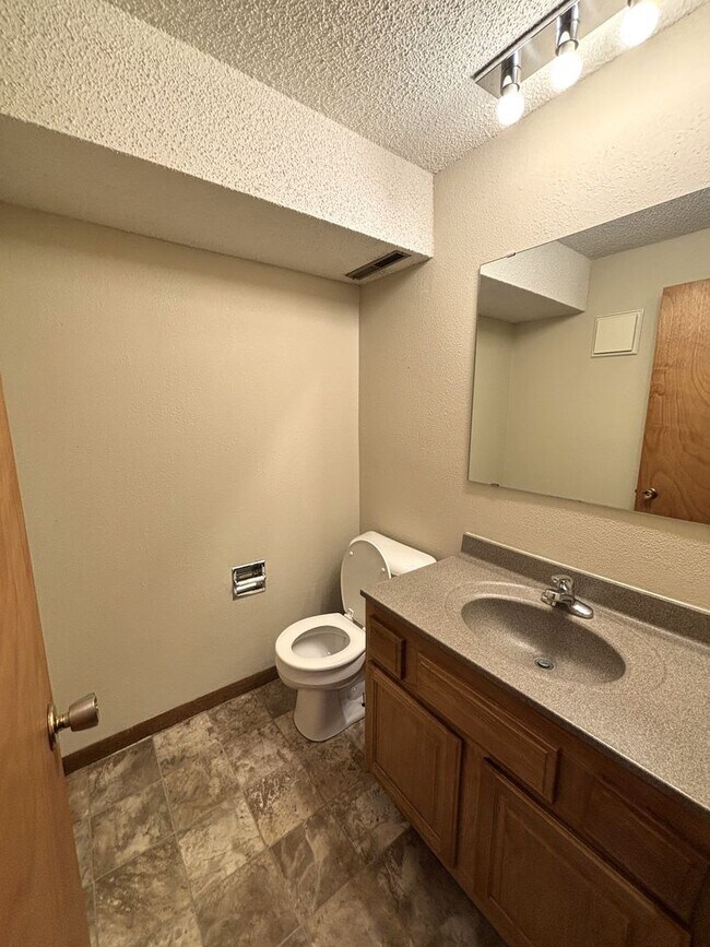 Building Photo - 3 Bed/ 1.5 bath Duplex for rent in desirable Waterloo location!