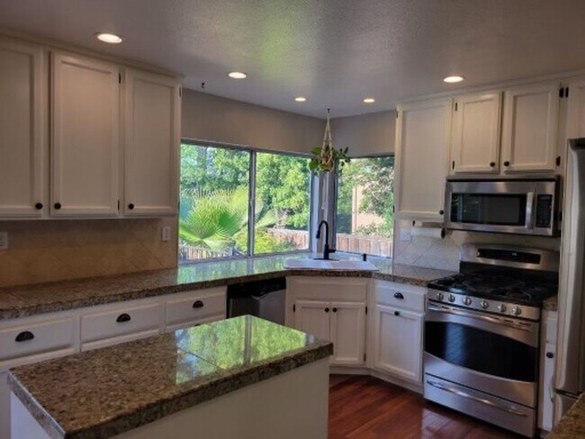 Building Photo - "Coveted Comfort: Spacious 4-Bed, 3-Bath H...