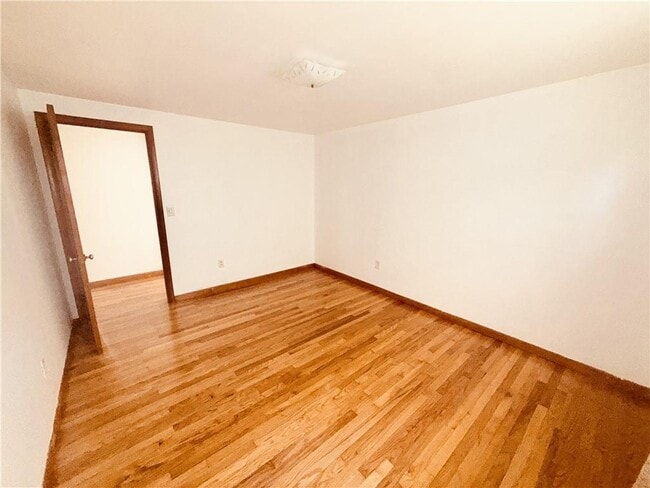 Building Photo - 25 1/2 Thurston Ave