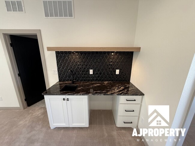 Building Photo - 8609 W Shoreline Pl