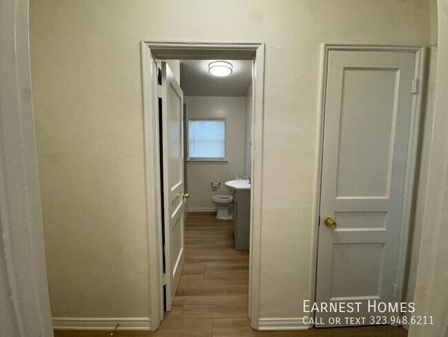 Building Photo - 127 N Doheny Dr