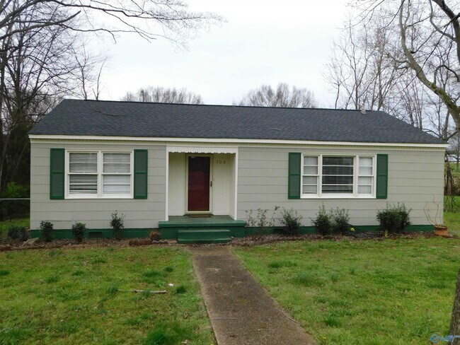 Building Photo - 508 Forrest Cir NE