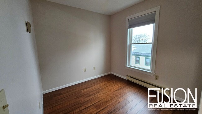 Building Photo - Bright, Updated 2-Bedroom in Prime Burlington Location — Available NOW!