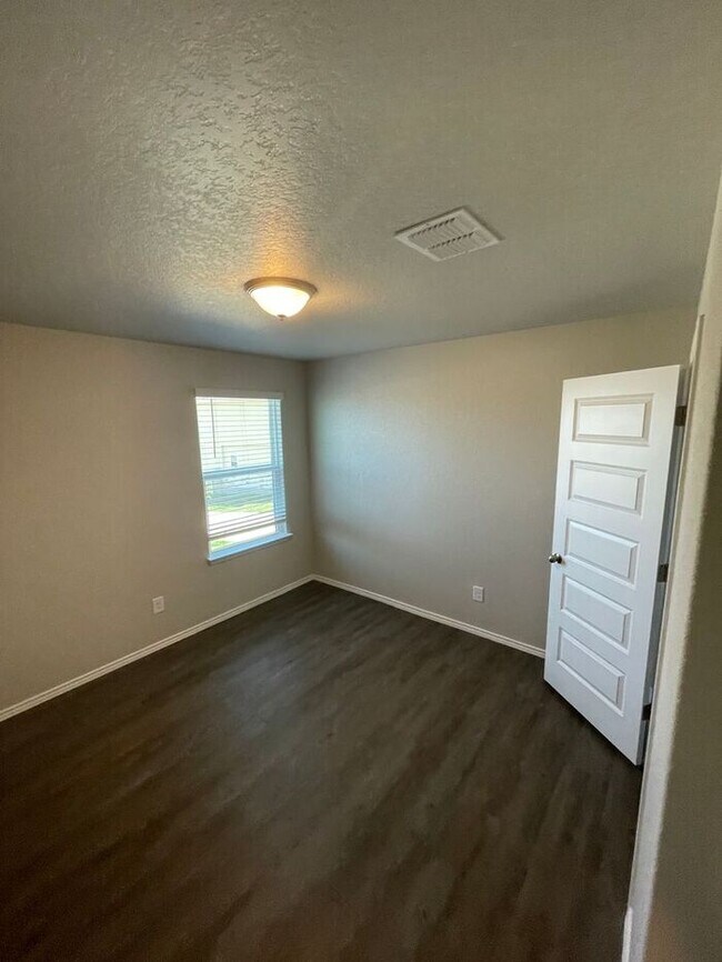 Building Photo - Don't Miss This Spacious 4-Bed, 2-Bath Home Available Now in Scott's Hollow!