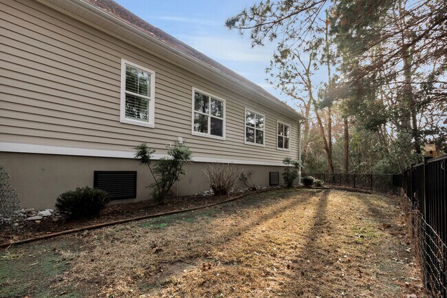 Building Photo - 137 Shoreview Dr