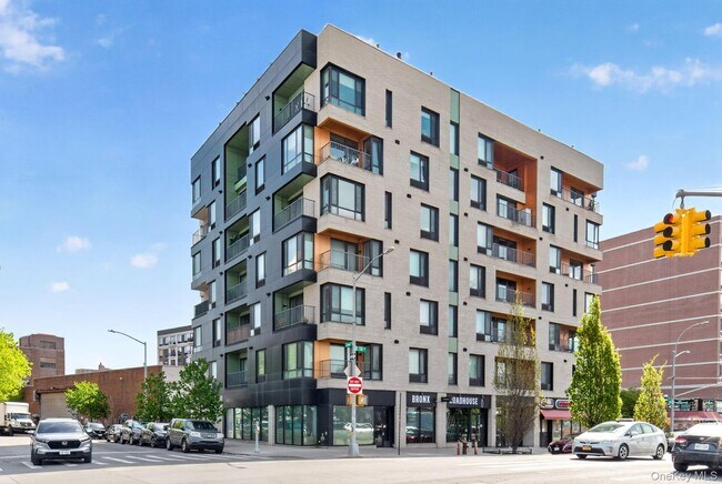 Building Photo - 225 E 138th St