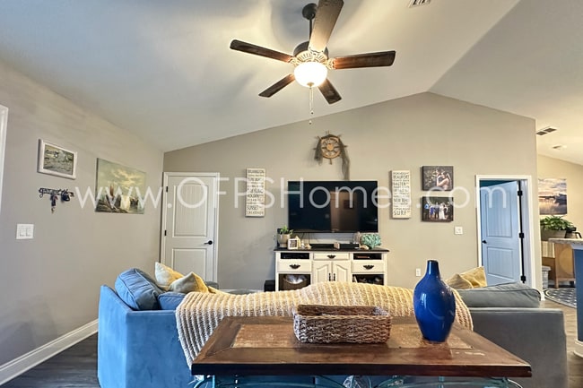 Building Photo - AVAILABLE IN MILTON!!