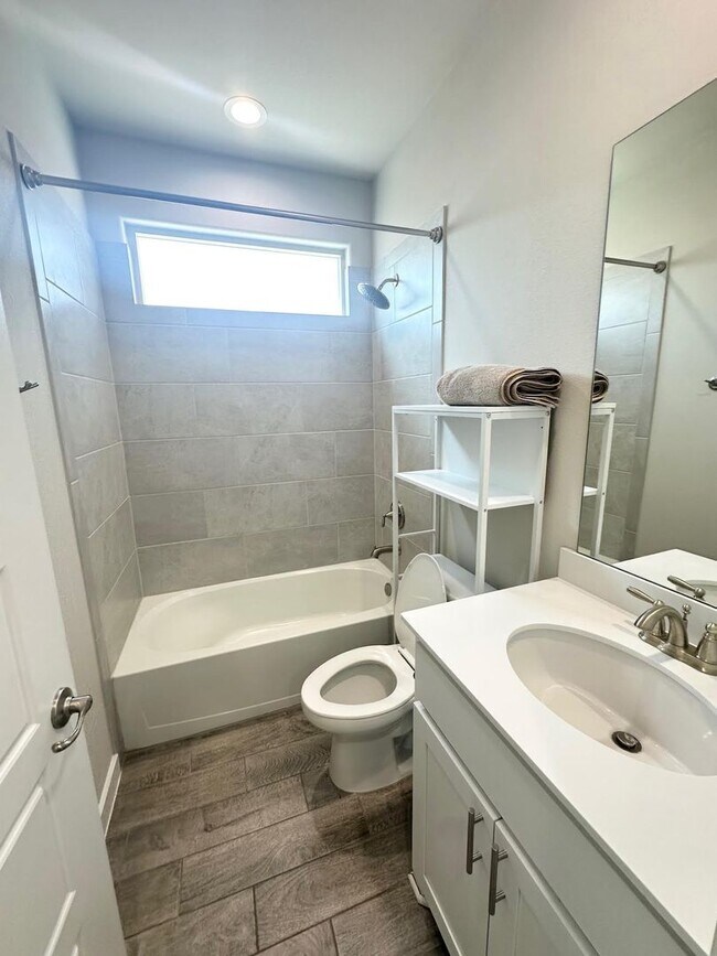 Building Photo - 5 Bedroom 4 Bathroom Ready to Rent ASAP!