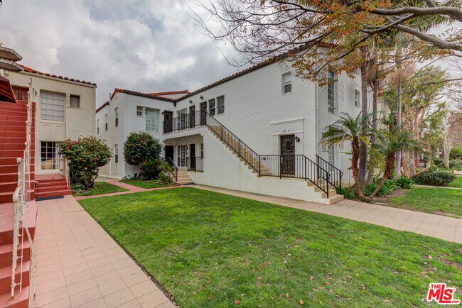 Building Photo - 320 S Reeves Dr