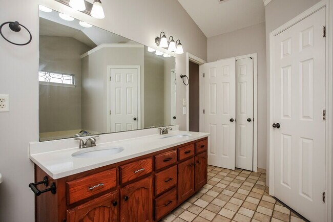 Building Photo - 7832 Sarah Ann Dr S