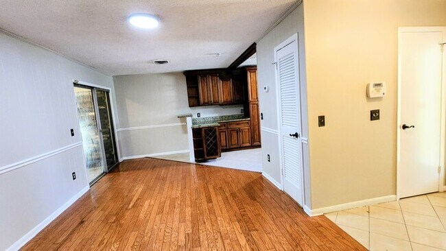 Building Photo - Welcome to this charming 3-bedroom, 2-bath...