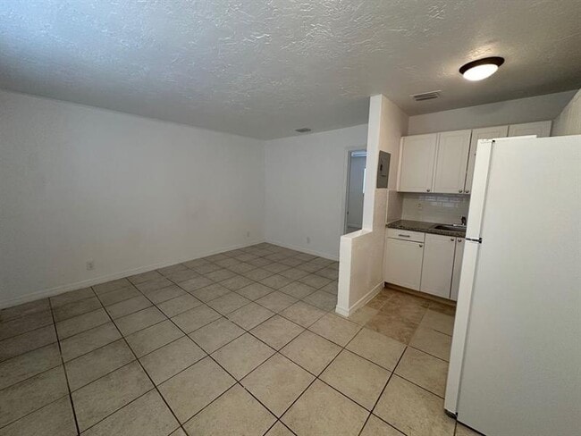 Building Photo - 3791 Riverside Dr