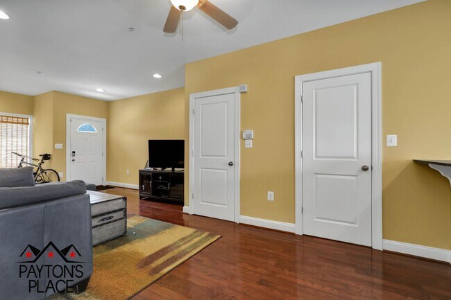 Building Photo - Townhome Style Condo with Parking