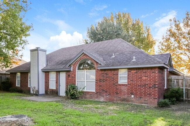 Building Photo - 804 Irene St