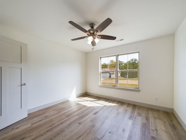 Building Photo - 3 Bed 2 Bath w/ Fence Built in 2022 Availa...