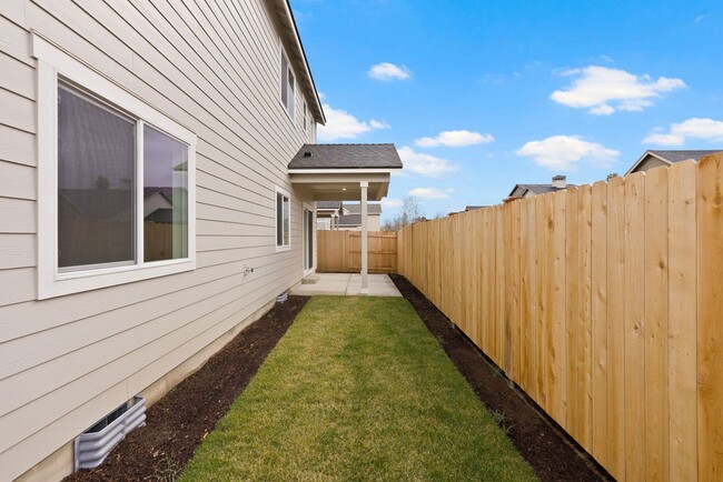 Building Photo - 4 bedroom home in desirable neighborhood