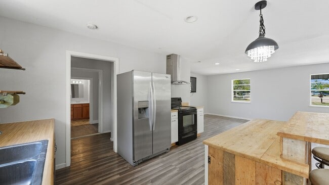 Building Photo - 200 Valley Acres Dr