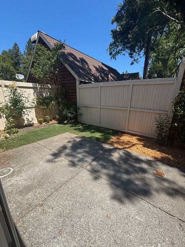 Building Photo - Updated 3 bedroom 2 bathroom Bennett Valle...