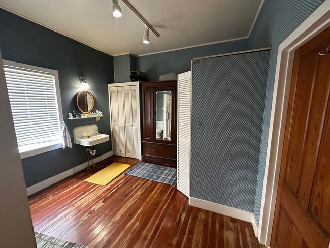 Building Photo - ADORABLE DUPLEX IN DOWNTOWN OCEAN SPRINGS