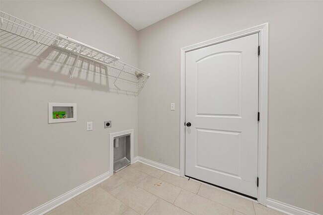 Building Photo - 821 Poplar Log Dr