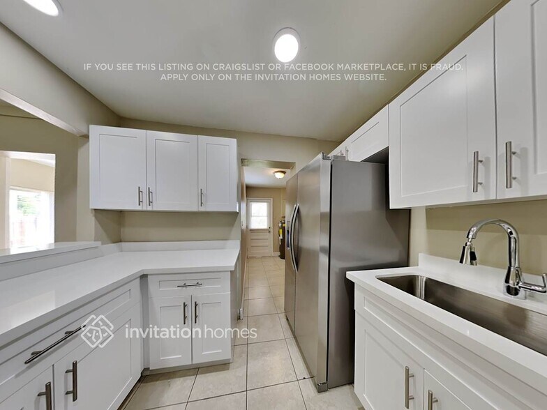 Building Photo - 2411 Utopia Dr