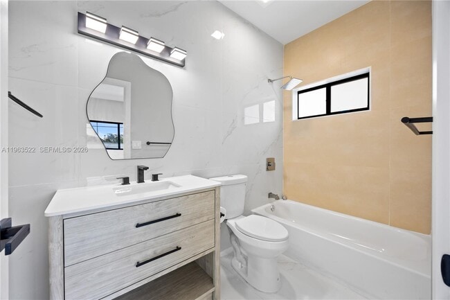 Building Photo - 630 NE 166th St