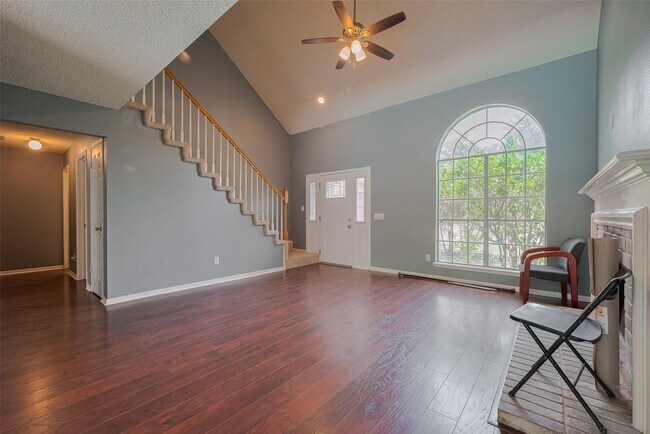 Building Photo - 9911 Villa Verde Dr
